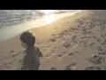 Bimbo di 1 anno vede il mare per la prima volta