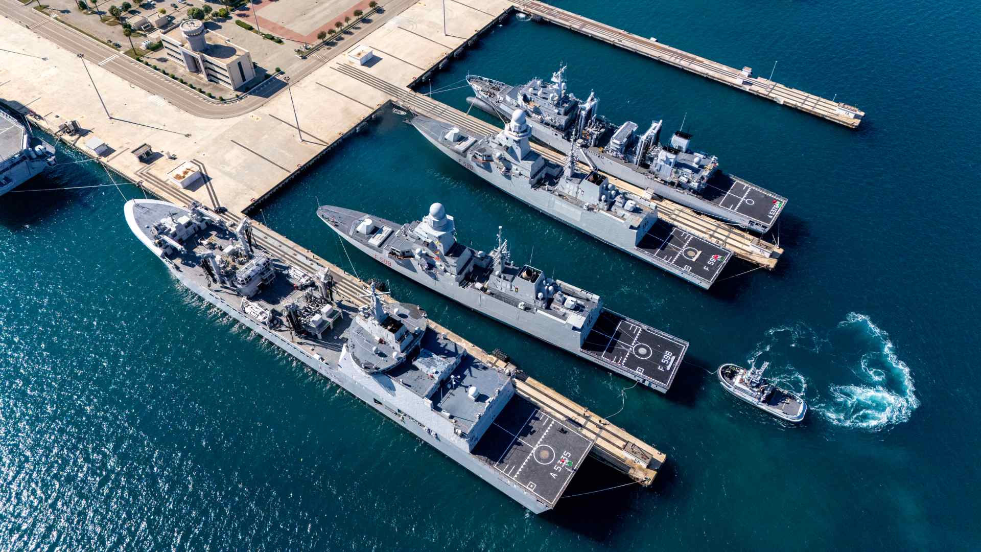 La Fregata Spartaco Schergat ormeggia per la prima volta a Taranto in occasione dell’inizio del Tirocinio Elementare