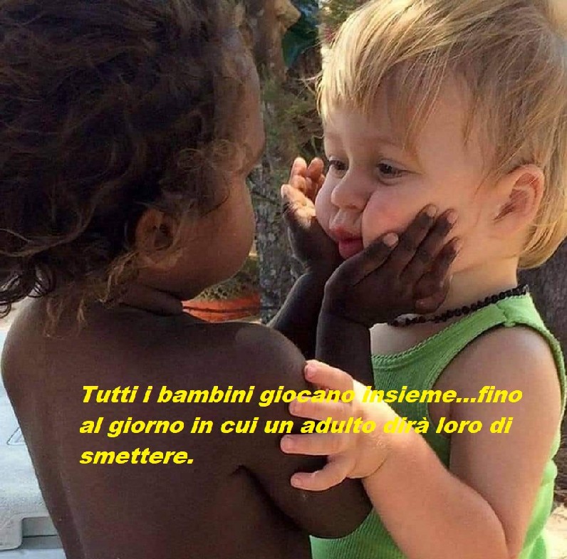 Tutti i bambini giocano insieme… fino al giorno in cui un adulto dirà loro di smettere.