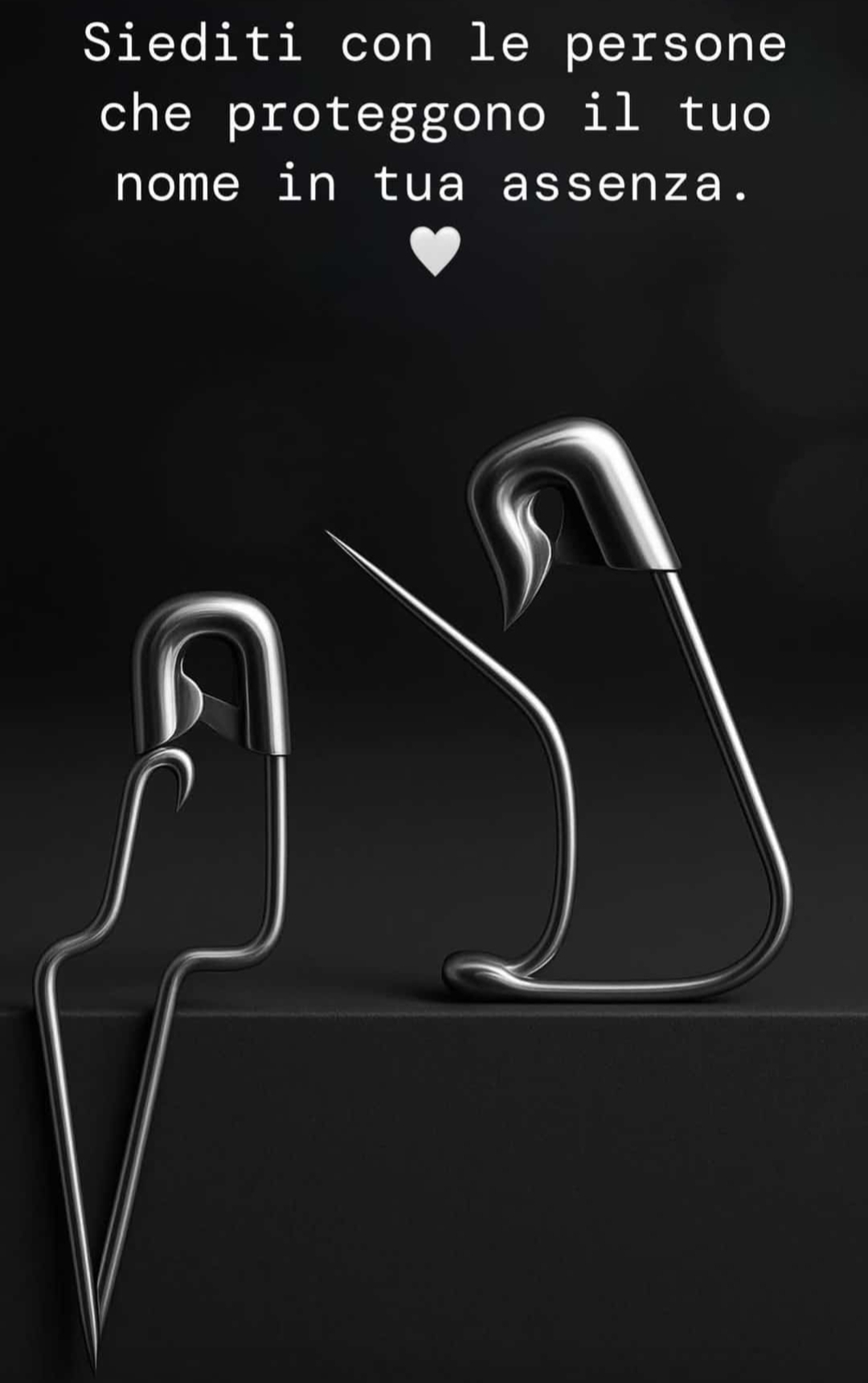 Siediti con le persone che proteggono il tuo nome in tua assenza.