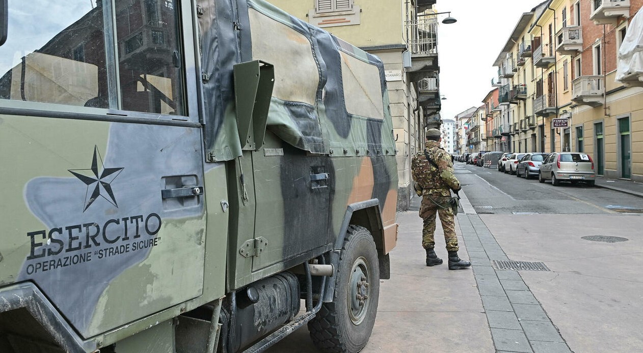 Forze Armate, la riforma di Crosetto: «Riserve di volontari, migliaia di soldati in più e un’Arma per la cybersicurezza»