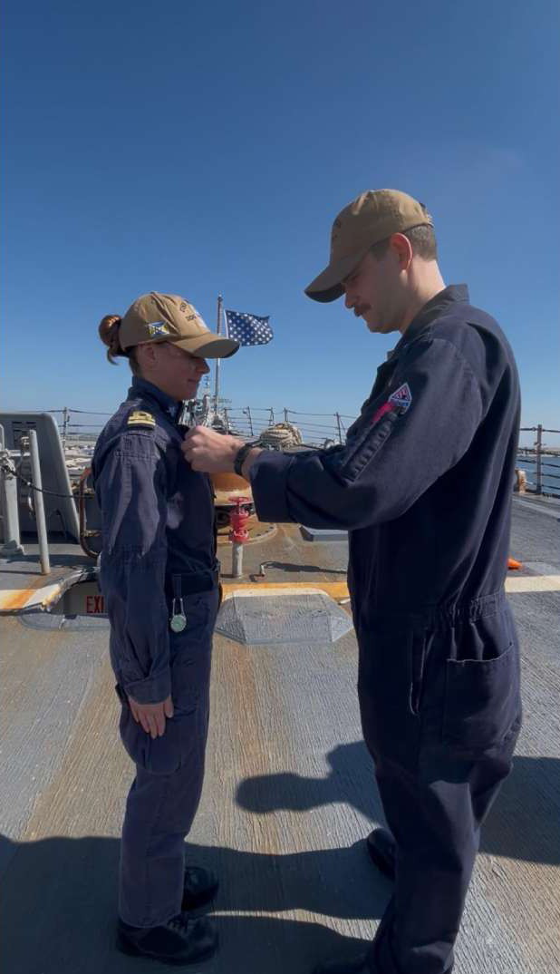 Ufficiale italiano insignito del distintivo Surface Warfare della Marina statunitense