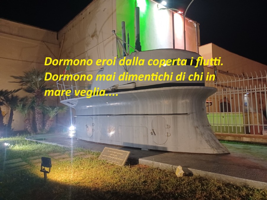 Dormono eroi dalla coperta i flutti. Dormono mai dimentichi di chi in mare veglia …